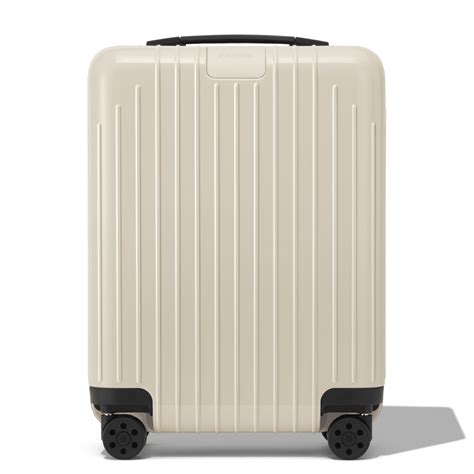 rimowa essential lite small cabin.